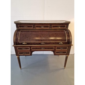 Liels ampīra stila sekreters.