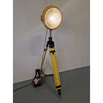 Orģināla dizaina stāvlampa