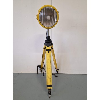 Orģināla dizaina stāvlampa