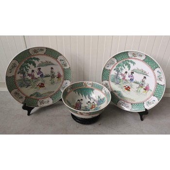 Dekoratīvs, skaists trauku komplekts