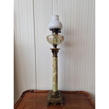 Ļoti skaista un liela petrolejas lampa